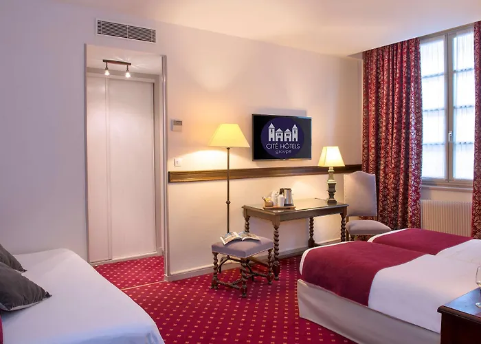 Le Donjon - Coeur De La Cite Medievale