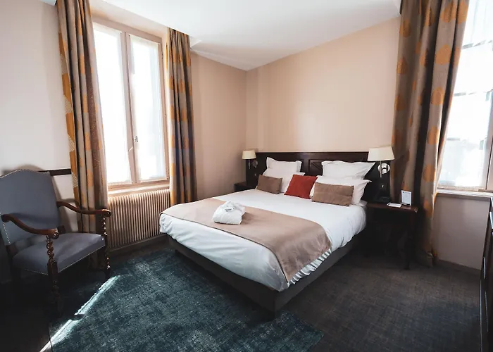 Le Donjon - Coeur De La Cite Medievale