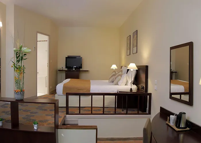 Hotel Le Donjon - Coeur De La Cite Medievale 4*