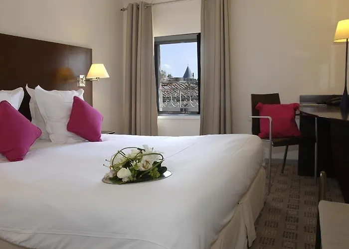 Le Donjon - Coeur De La Cite Medievale