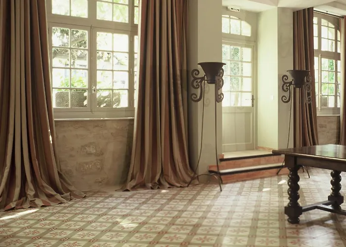 Le Donjon - Coeur De La Cite Medievale